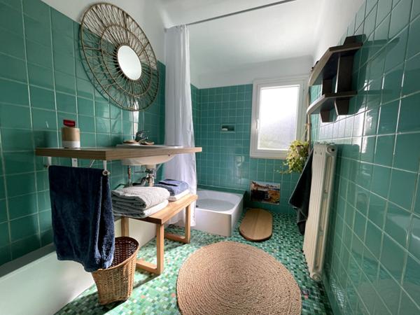 Nantes Nord - Maison spacieuse et lumineuse comprenant quatres chambres, salle d'eau et salle de bains. Magnifique terrasse, grand garage et cave.