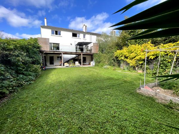 Nantes Nord - Maison spacieuse et lumineuse comprenant quatres chambres, salle d'eau et salle de bains. Magnifique terrasse, grand garage et cave.