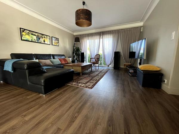 Nantes Nord - Maison spacieuse et lumineuse comprenant quatres chambres, salle d'eau et salle de bains. Magnifique terrasse, grand garage et cave.