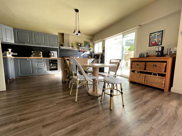 Nantes Nord - Maison spacieuse et lumineuse comprenant quatres chambres, salle d'eau et salle de bains. Magnifique terrasse, grand garage et cave.