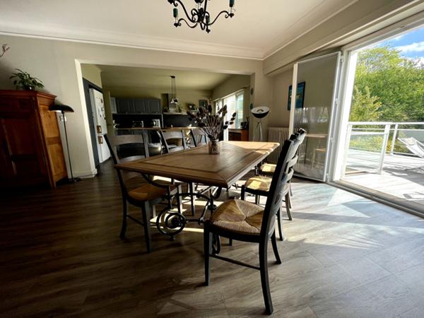 Nantes Nord - Maison spacieuse et lumineuse comprenant quatres chambres, salle d'eau et salle de bains. Magnifique terrasse, grand garage et cave.