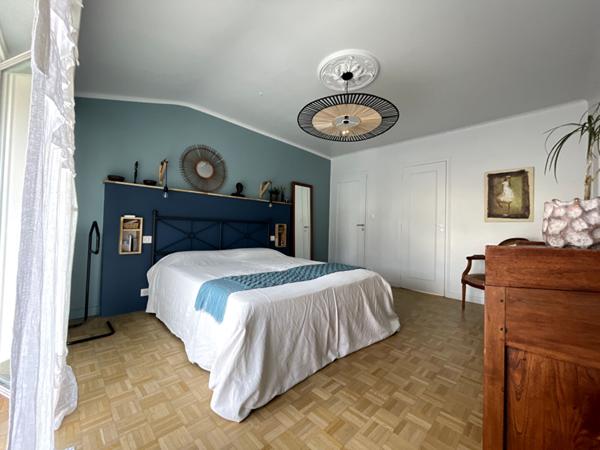 Nantes Nord - Maison spacieuse et lumineuse comprenant quatres chambres, salle d'eau et salle de bains. Magnifique terrasse, grand garage et cave.