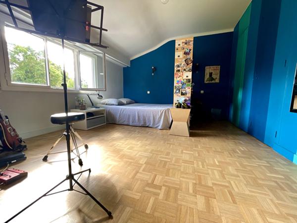 Nantes Nord - Maison spacieuse et lumineuse comprenant quatres chambres, salle d'eau et salle de bains. Magnifique terrasse, grand garage et cave.