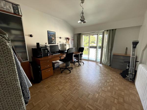 Nantes Nord - Maison spacieuse et lumineuse comprenant quatres chambres, salle d'eau et salle de bains. Magnifique terrasse, grand garage et cave.