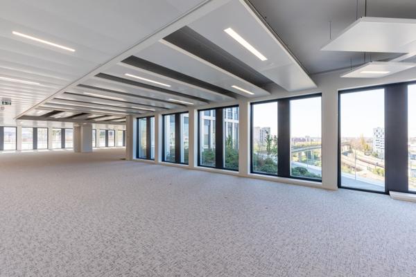 Bureaux à louer à Nanterre au pied du RER A avec services et commerces