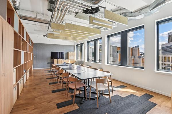 Bureaux à louer à Nanterre au pied du RER A avec services et commerces