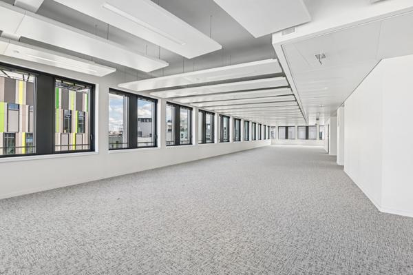 Bureaux à louer à Nanterre au pied du RER A avec services et commerces