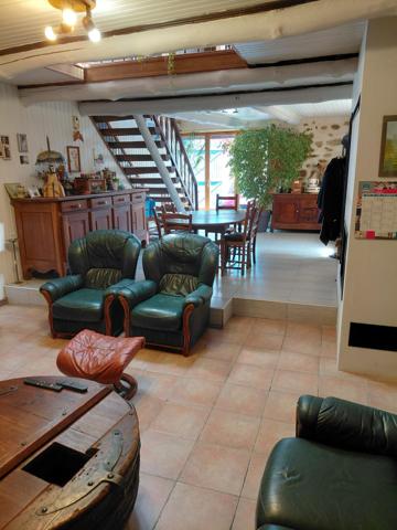 COURNON, maison de bourg avec cour et 4 chambres.