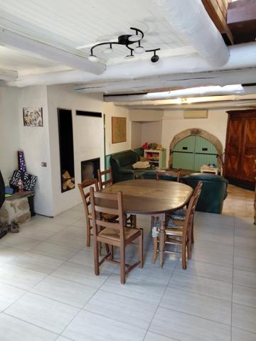 COURNON, maison de bourg avec cour et 4 chambres.