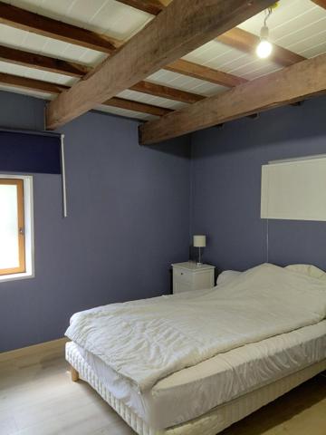 COURNON, maison de bourg avec cour et 4 chambres.