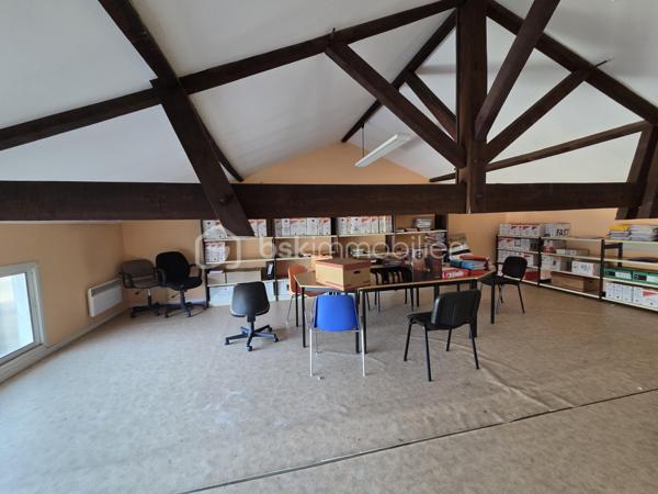 Ensemble Immobilier Professionnel à Fort Potentiel – Onesse-et-Laharie

Situé à Onesse-et-Laharie, cet ancien site de scierie bénéficie d'un emplacement stratégique et offre de nombreuses possibilités de développement pour les professionnels et investisseurs.

Édifié sur un terrain de 2 817 m², l'ensemble comprend environ 1 600 m² de bâtiments, composés de plusieurs hangars et espaces de bureaux, permettant une exploitation immédiate ou un projet de réaménagement selon vos besoins.

Classé en zone UY, dédiée aux activités économiques, artisanales, industrielles et de stockage, ce bien constitue une opportunité rare pour développer ou implanter votre activité.

Les atouts du bien :
Environ 1 600 m² de surfaces couvertes.
Terrain de 2 817 m².
Bureaux et espaces de travail existants.
Accès adapté aux véhicules utilitaires et poids lourds.
Nombreuses possibilités d'exploitation.
Activités adaptées :

✔ Dépôt et plateforme logistique
✔ Activité artisanale ou industrielle
✔ Stockage professionnel
✔ Entreprise forestière ou de transformation du bois
✔ Activité du BTP
✔ Location d'entrepôts ou de boxes de stockage

Grâce à son fort potentiel d'exploitation et à sa polyvalence, cet ensemble immobilier représente une excellente opportunité pour les entrepreneurs, artisans, industriels ou investisseurs à la recherche d'un site fonctionnel et évolutif.

À découvrir sans tarder.