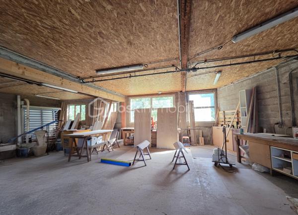 Ensemble Immobilier Professionnel à Fort Potentiel – Onesse-et-Laharie

Situé à Onesse-et-Laharie, cet ancien site de scierie bénéficie d'un emplacement stratégique et offre de nombreuses possibilités de développement pour les professionnels et investisseurs.

Édifié sur un terrain de 2 817 m², l'ensemble comprend environ 1 600 m² de bâtiments, composés de plusieurs hangars et espaces de bureaux, permettant une exploitation immédiate ou un projet de réaménagement selon vos besoins.

Classé en zone UY, dédiée aux activités économiques, artisanales, industrielles et de stockage, ce bien constitue une opportunité rare pour développer ou implanter votre activité.

Les atouts du bien :
Environ 1 600 m² de surfaces couvertes.
Terrain de 2 817 m².
Bureaux et espaces de travail existants.
Accès adapté aux véhicules utilitaires et poids lourds.
Nombreuses possibilités d'exploitation.
Activités adaptées :

✔ Dépôt et plateforme logistique
✔ Activité artisanale ou industrielle
✔ Stockage professionnel
✔ Entreprise forestière ou de transformation du bois
✔ Activité du BTP
✔ Location d'entrepôts ou de boxes de stockage

Grâce à son fort potentiel d'exploitation et à sa polyvalence, cet ensemble immobilier représente une excellente opportunité pour les entrepreneurs, artisans, industriels ou investisseurs à la recherche d'un site fonctionnel et évolutif.

À découvrir sans tarder.