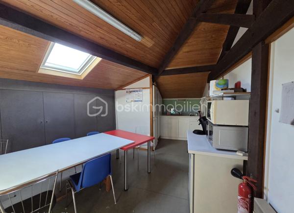Ensemble Immobilier Professionnel à Fort Potentiel – Onesse-et-Laharie

Situé à Onesse-et-Laharie, cet ancien site de scierie bénéficie d'un emplacement stratégique et offre de nombreuses possibilités de développement pour les professionnels et investisseurs.

Édifié sur un terrain de 2 817 m², l'ensemble comprend environ 1 600 m² de bâtiments, composés de plusieurs hangars et espaces de bureaux, permettant une exploitation immédiate ou un projet de réaménagement selon vos besoins.

Classé en zone UY, dédiée aux activités économiques, artisanales, industrielles et de stockage, ce bien constitue une opportunité rare pour développer ou implanter votre activité.

Les atouts du bien :
Environ 1 600 m² de surfaces couvertes.
Terrain de 2 817 m².
Bureaux et espaces de travail existants.
Accès adapté aux véhicules utilitaires et poids lourds.
Nombreuses possibilités d'exploitation.
Activités adaptées :

✔ Dépôt et plateforme logistique
✔ Activité artisanale ou industrielle
✔ Stockage professionnel
✔ Entreprise forestière ou de transformation du bois
✔ Activité du BTP
✔ Location d'entrepôts ou de boxes de stockage

Grâce à son fort potentiel d'exploitation et à sa polyvalence, cet ensemble immobilier représente une excellente opportunité pour les entrepreneurs, artisans, industriels ou investisseurs à la recherche d'un site fonctionnel et évolutif.

À découvrir sans tarder.