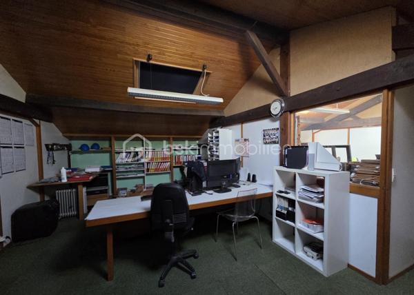 Ensemble Immobilier Professionnel à Fort Potentiel – Onesse-et-Laharie

Situé à Onesse-et-Laharie, cet ancien site de scierie bénéficie d'un emplacement stratégique et offre de nombreuses possibilités de développement pour les professionnels et investisseurs.

Édifié sur un terrain de 2 817 m², l'ensemble comprend environ 1 600 m² de bâtiments, composés de plusieurs hangars et espaces de bureaux, permettant une exploitation immédiate ou un projet de réaménagement selon vos besoins.

Classé en zone UY, dédiée aux activités économiques, artisanales, industrielles et de stockage, ce bien constitue une opportunité rare pour développer ou implanter votre activité.

Les atouts du bien :
Environ 1 600 m² de surfaces couvertes.
Terrain de 2 817 m².
Bureaux et espaces de travail existants.
Accès adapté aux véhicules utilitaires et poids lourds.
Nombreuses possibilités d'exploitation.
Activités adaptées :

✔ Dépôt et plateforme logistique
✔ Activité artisanale ou industrielle
✔ Stockage professionnel
✔ Entreprise forestière ou de transformation du bois
✔ Activité du BTP
✔ Location d'entrepôts ou de boxes de stockage

Grâce à son fort potentiel d'exploitation et à sa polyvalence, cet ensemble immobilier représente une excellente opportunité pour les entrepreneurs, artisans, industriels ou investisseurs à la recherche d'un site fonctionnel et évolutif.

À découvrir sans tarder.