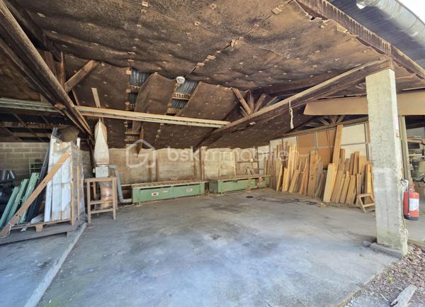 Ensemble Immobilier Professionnel à Fort Potentiel – Onesse-et-Laharie

Situé à Onesse-et-Laharie, cet ancien site de scierie bénéficie d'un emplacement stratégique et offre de nombreuses possibilités de développement pour les professionnels et investisseurs.

Édifié sur un terrain de 2 817 m², l'ensemble comprend environ 1 600 m² de bâtiments, composés de plusieurs hangars et espaces de bureaux, permettant une exploitation immédiate ou un projet de réaménagement selon vos besoins.

Classé en zone UY, dédiée aux activités économiques, artisanales, industrielles et de stockage, ce bien constitue une opportunité rare pour développer ou implanter votre activité.

Les atouts du bien :
Environ 1 600 m² de surfaces couvertes.
Terrain de 2 817 m².
Bureaux et espaces de travail existants.
Accès adapté aux véhicules utilitaires et poids lourds.
Nombreuses possibilités d'exploitation.
Activités adaptées :

✔ Dépôt et plateforme logistique
✔ Activité artisanale ou industrielle
✔ Stockage professionnel
✔ Entreprise forestière ou de transformation du bois
✔ Activité du BTP
✔ Location d'entrepôts ou de boxes de stockage

Grâce à son fort potentiel d'exploitation et à sa polyvalence, cet ensemble immobilier représente une excellente opportunité pour les entrepreneurs, artisans, industriels ou investisseurs à la recherche d'un site fonctionnel et évolutif.

À découvrir sans tarder.