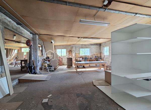 Ensemble Immobilier Professionnel à Fort Potentiel – Onesse-et-Laharie

Situé à Onesse-et-Laharie, cet ancien site de scierie bénéficie d'un emplacement stratégique et offre de nombreuses possibilités de développement pour les professionnels et investisseurs.

Édifié sur un terrain de 2 817 m², l'ensemble comprend environ 1 600 m² de bâtiments, composés de plusieurs hangars et espaces de bureaux, permettant une exploitation immédiate ou un projet de réaménagement selon vos besoins.

Classé en zone UY, dédiée aux activités économiques, artisanales, industrielles et de stockage, ce bien constitue une opportunité rare pour développer ou implanter votre activité.

Les atouts du bien :
Environ 1 600 m² de surfaces couvertes.
Terrain de 2 817 m².
Bureaux et espaces de travail existants.
Accès adapté aux véhicules utilitaires et poids lourds.
Nombreuses possibilités d'exploitation.
Activités adaptées :

✔ Dépôt et plateforme logistique
✔ Activité artisanale ou industrielle
✔ Stockage professionnel
✔ Entreprise forestière ou de transformation du bois
✔ Activité du BTP
✔ Location d'entrepôts ou de boxes de stockage

Grâce à son fort potentiel d'exploitation et à sa polyvalence, cet ensemble immobilier représente une excellente opportunité pour les entrepreneurs, artisans, industriels ou investisseurs à la recherche d'un site fonctionnel et évolutif.

À découvrir sans tarder.