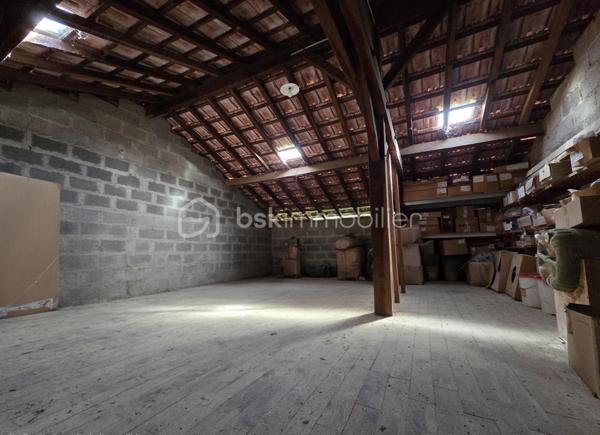 Ensemble Immobilier Professionnel à Fort Potentiel – Onesse-et-Laharie

Situé à Onesse-et-Laharie, cet ancien site de scierie bénéficie d'un emplacement stratégique et offre de nombreuses possibilités de développement pour les professionnels et investisseurs.

Édifié sur un terrain de 2 817 m², l'ensemble comprend environ 1 600 m² de bâtiments, composés de plusieurs hangars et espaces de bureaux, permettant une exploitation immédiate ou un projet de réaménagement selon vos besoins.

Classé en zone UY, dédiée aux activités économiques, artisanales, industrielles et de stockage, ce bien constitue une opportunité rare pour développer ou implanter votre activité.

Les atouts du bien :
Environ 1 600 m² de surfaces couvertes.
Terrain de 2 817 m².
Bureaux et espaces de travail existants.
Accès adapté aux véhicules utilitaires et poids lourds.
Nombreuses possibilités d'exploitation.
Activités adaptées :

✔ Dépôt et plateforme logistique
✔ Activité artisanale ou industrielle
✔ Stockage professionnel
✔ Entreprise forestière ou de transformation du bois
✔ Activité du BTP
✔ Location d'entrepôts ou de boxes de stockage

Grâce à son fort potentiel d'exploitation et à sa polyvalence, cet ensemble immobilier représente une excellente opportunité pour les entrepreneurs, artisans, industriels ou investisseurs à la recherche d'un site fonctionnel et évolutif.

À découvrir sans tarder.