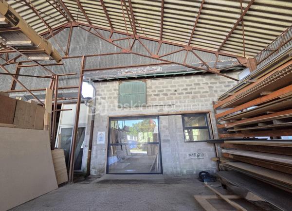 Ensemble Immobilier Professionnel à Fort Potentiel – Onesse-et-Laharie

Situé à Onesse-et-Laharie, cet ancien site de scierie bénéficie d'un emplacement stratégique et offre de nombreuses possibilités de développement pour les professionnels et investisseurs.

Édifié sur un terrain de 2 817 m², l'ensemble comprend environ 1 600 m² de bâtiments, composés de plusieurs hangars et espaces de bureaux, permettant une exploitation immédiate ou un projet de réaménagement selon vos besoins.

Classé en zone UY, dédiée aux activités économiques, artisanales, industrielles et de stockage, ce bien constitue une opportunité rare pour développer ou implanter votre activité.

Les atouts du bien :
Environ 1 600 m² de surfaces couvertes.
Terrain de 2 817 m².
Bureaux et espaces de travail existants.
Accès adapté aux véhicules utilitaires et poids lourds.
Nombreuses possibilités d'exploitation.
Activités adaptées :

✔ Dépôt et plateforme logistique
✔ Activité artisanale ou industrielle
✔ Stockage professionnel
✔ Entreprise forestière ou de transformation du bois
✔ Activité du BTP
✔ Location d'entrepôts ou de boxes de stockage

Grâce à son fort potentiel d'exploitation et à sa polyvalence, cet ensemble immobilier représente une excellente opportunité pour les entrepreneurs, artisans, industriels ou investisseurs à la recherche d'un site fonctionnel et évolutif.

À découvrir sans tarder.