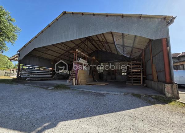 Ensemble Immobilier Professionnel à Fort Potentiel – Onesse-et-Laharie

Situé à Onesse-et-Laharie, cet ancien site de scierie bénéficie d'un emplacement stratégique et offre de nombreuses possibilités de développement pour les professionnels et investisseurs.

Édifié sur un terrain de 2 817 m², l'ensemble comprend environ 1 600 m² de bâtiments, composés de plusieurs hangars et espaces de bureaux, permettant une exploitation immédiate ou un projet de réaménagement selon vos besoins.

Classé en zone UY, dédiée aux activités économiques, artisanales, industrielles et de stockage, ce bien constitue une opportunité rare pour développer ou implanter votre activité.

Les atouts du bien :
Environ 1 600 m² de surfaces couvertes.
Terrain de 2 817 m².
Bureaux et espaces de travail existants.
Accès adapté aux véhicules utilitaires et poids lourds.
Nombreuses possibilités d'exploitation.
Activités adaptées :

✔ Dépôt et plateforme logistique
✔ Activité artisanale ou industrielle
✔ Stockage professionnel
✔ Entreprise forestière ou de transformation du bois
✔ Activité du BTP
✔ Location d'entrepôts ou de boxes de stockage

Grâce à son fort potentiel d'exploitation et à sa polyvalence, cet ensemble immobilier représente une excellente opportunité pour les entrepreneurs, artisans, industriels ou investisseurs à la recherche d'un site fonctionnel et évolutif.

À découvrir sans tarder.