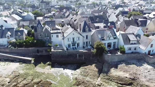 Située au cœur de  Piriac villa du 19e siècle .