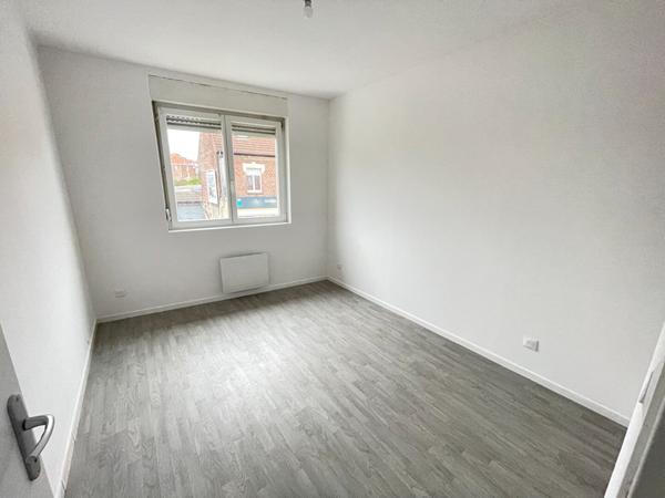 A LOUER APPARTEMENT AVEC UNE CHAMBRE FBG D'ISLE ST QUENTIN 02100