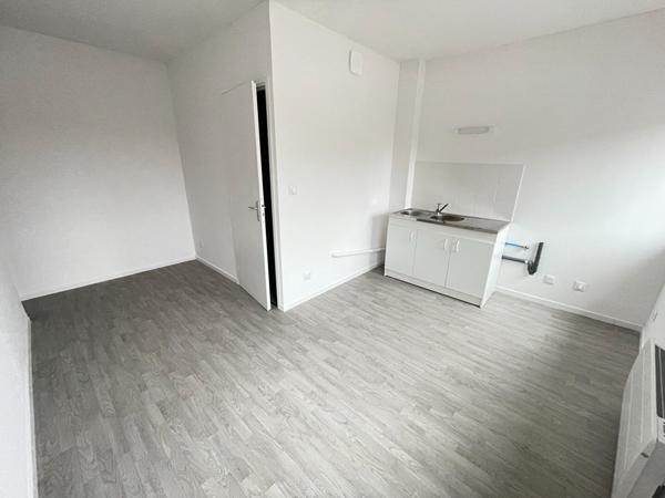 A LOUER APPARTEMENT AVEC UNE CHAMBRE FBG D'ISLE ST QUENTIN 02100