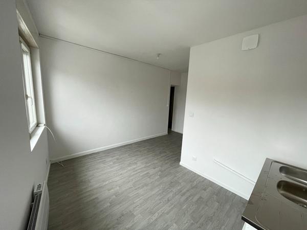 A LOUER APPARTEMENT AVEC UNE CHAMBRE FBG D'ISLE ST QUENTIN 02100