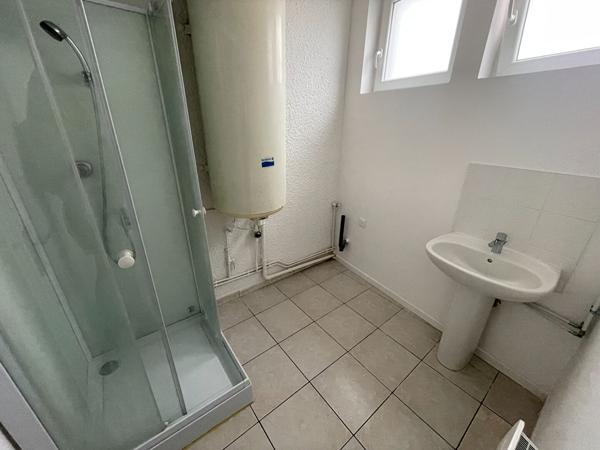 A LOUER APPARTEMENT AVEC UNE CHAMBRE FBG D'ISLE ST QUENTIN 02100