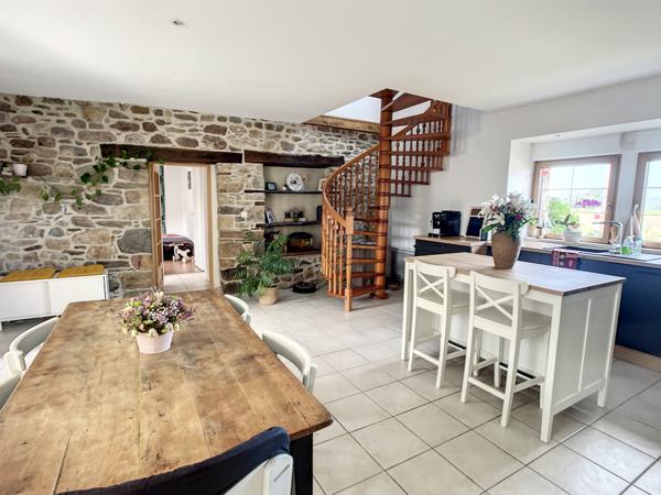 Charmante longère rénovée avec soin à Saint-Méloir-des-Ondes 127m2