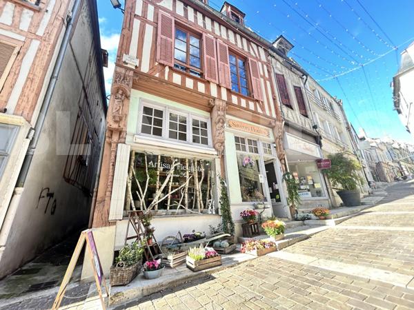 Local commercial + logement indépendant – cœur de Joigny, bâtiment historique