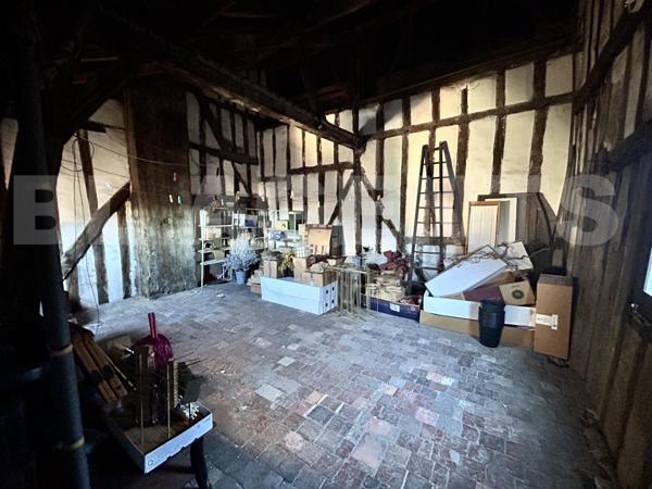 Local commercial + logement indépendant – cœur de Joigny, bâtiment historique