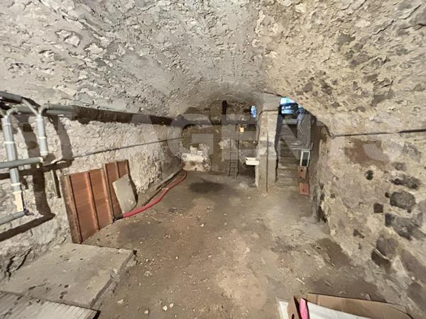 Local commercial + logement indépendant – cœur de Joigny, bâtiment historique