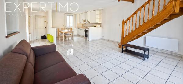 Étampes (91150) Duplex lumineux 3 pièces – 75 m² – Vue sur la Place de l’Hôtel de Ville – Étampes Centre