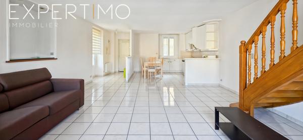 Étampes (91150) Duplex lumineux 3 pièces – 75 m² – Vue sur la Place de l’Hôtel de Ville – Étampes Centre