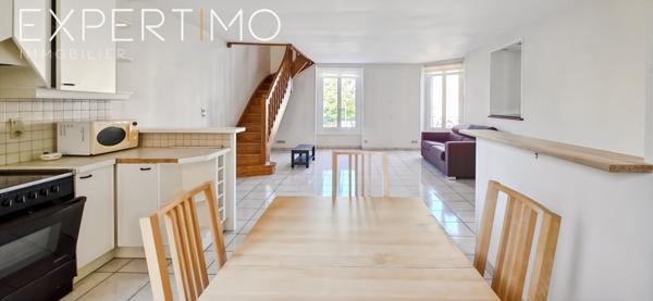 Étampes (91150) Duplex lumineux 3 pièces – 75 m² – Vue sur la Place de l’Hôtel de Ville – Étampes Centre