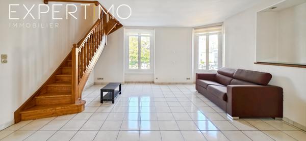 Étampes (91150) Duplex lumineux 3 pièces – 75 m² – Vue sur la Place de l’Hôtel de Ville – Étampes Centre