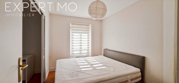 Étampes (91150) Duplex lumineux 3 pièces – 75 m² – Vue sur la Place de l’Hôtel de Ville – Étampes Centre