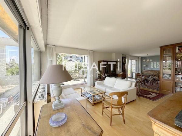 Un grand attique au sein d'un parc privé !