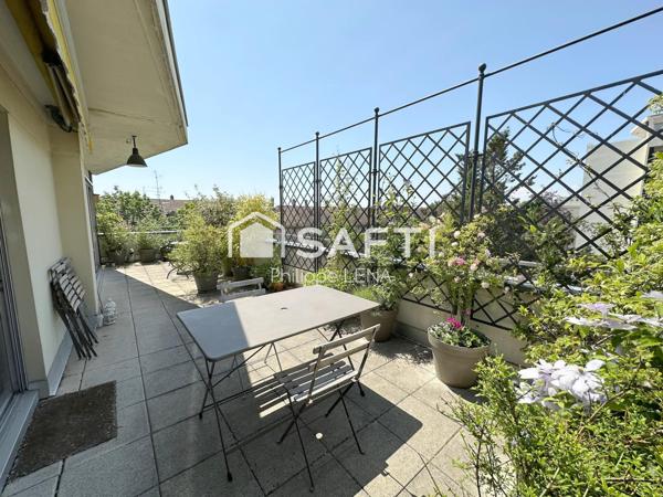 Un grand attique au sein d'un parc privé !