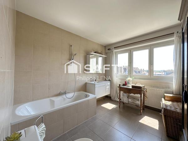 Un grand attique au sein d'un parc privé !