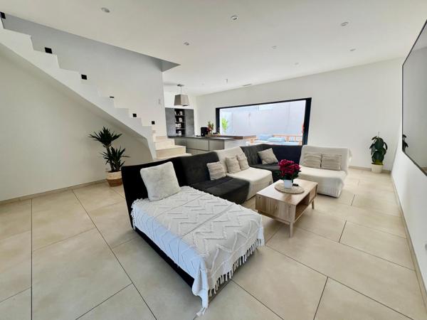 VILLA RE 2020 120m2, AVEC JACUZZI ET GARAGE