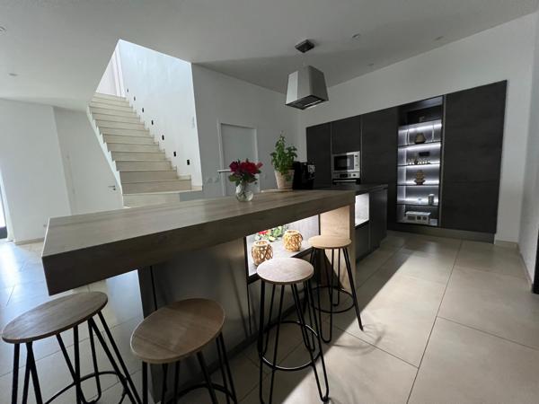 VILLA RE 2020 120m2, AVEC JACUZZI ET GARAGE