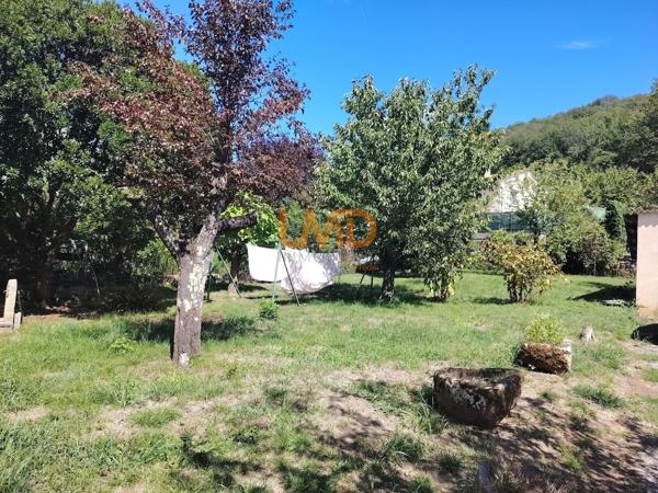 Immeuble de rapport rénové : 3 appartements + caves + garages + jardin