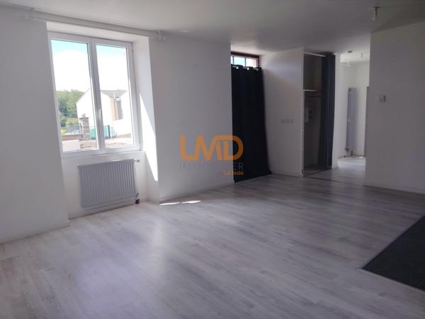 Immeuble de rapport rénové : 3 appartements + caves + garages + jardin