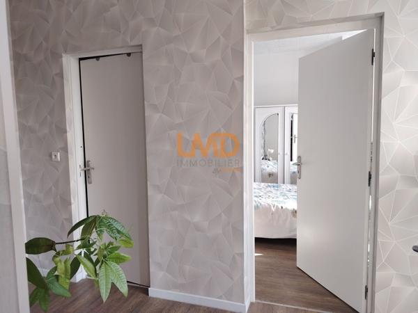 Immeuble de rapport rénové : 3 appartements + caves + garages + jardin