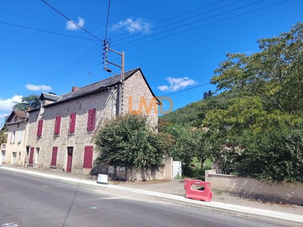 Immeuble de rapport rénové : 3 appartements + caves + garages + jardin