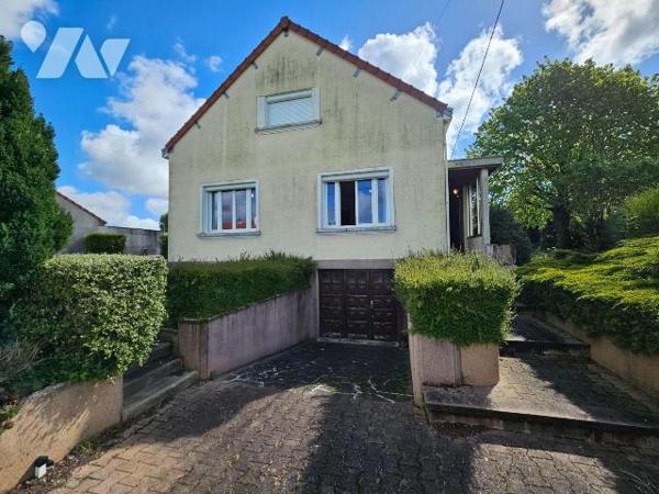 Une maison de ville avec vie de plain-pied,  garage et jardin comprenant : entrée, cuisine, séj...