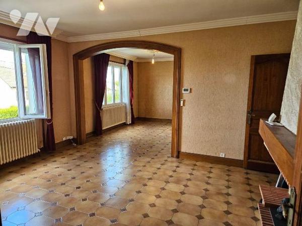 Une maison de ville avec vie de plain-pied,  garage et jardin comprenant : entrée, cuisine, séj...