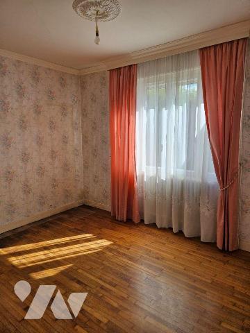 Une maison de ville avec vie de plain-pied,  garage et jardin comprenant : entrée, cuisine, séj...