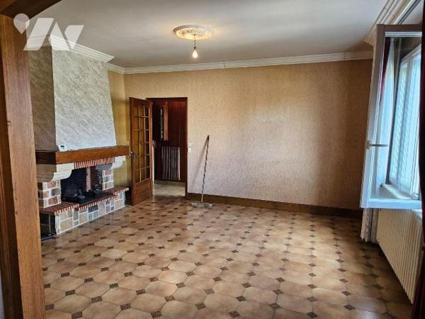 Une maison de ville avec vie de plain-pied,  garage et jardin comprenant : entrée, cuisine, séj...